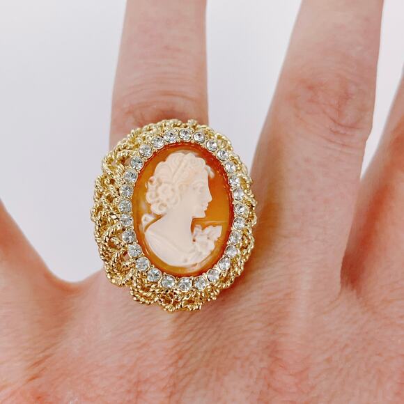 Signed Amedeo Gold Tone Victorian Revival Resin Cameo Statement Ring Size 7.25 - Picture 7 of 11
